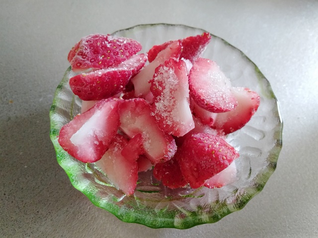 冷凍イチゴの砂糖がけ